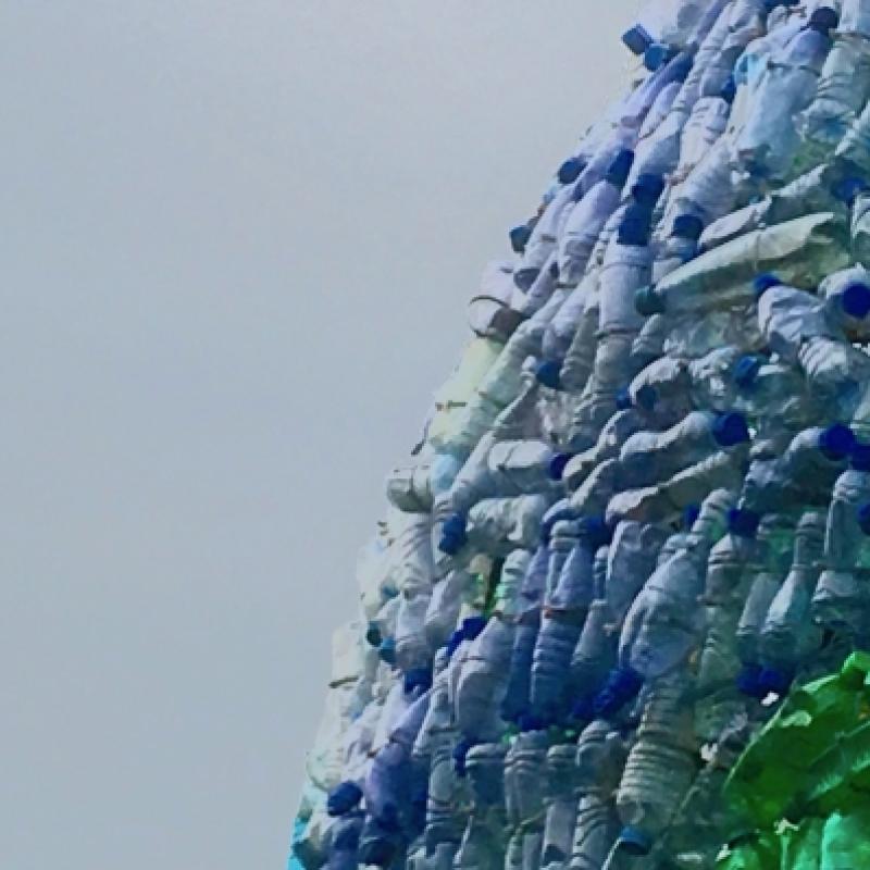 Kunstwerk van plastic, dat een wereldbol voorstelt.